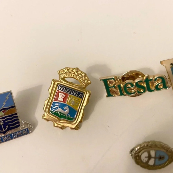 Vintage Lot of 6 Assorted Pins Venezuela Rio Negro Sevilla Ville de Baie Comeau - Picture 10 of 16